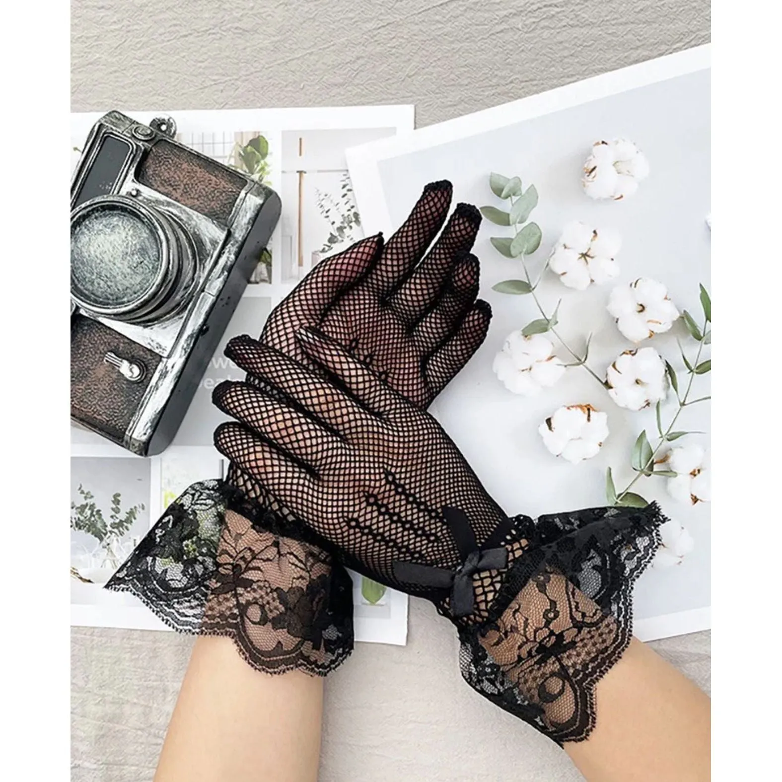 Elegant Lace Trim Gloves