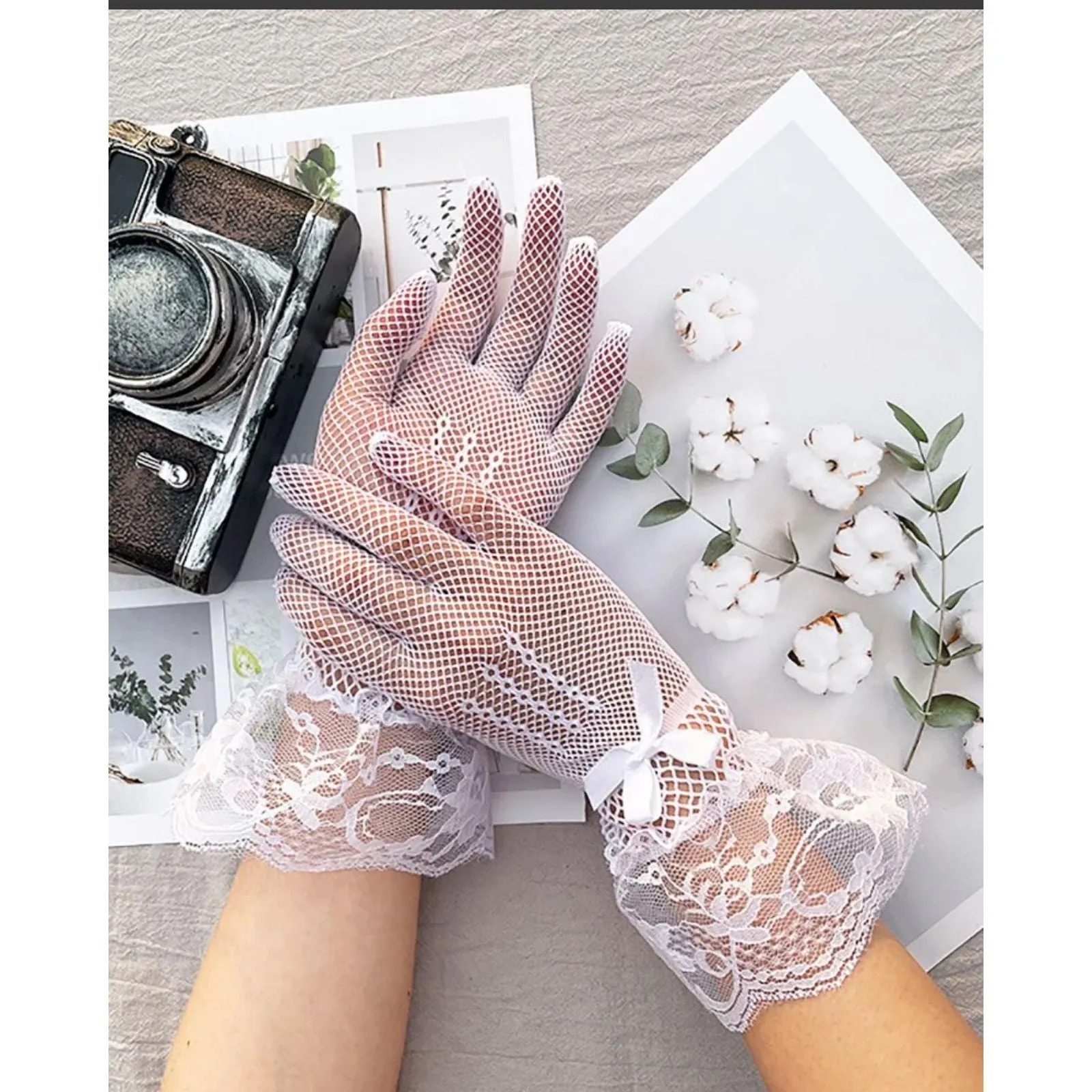 Elegant Lace Trim Gloves