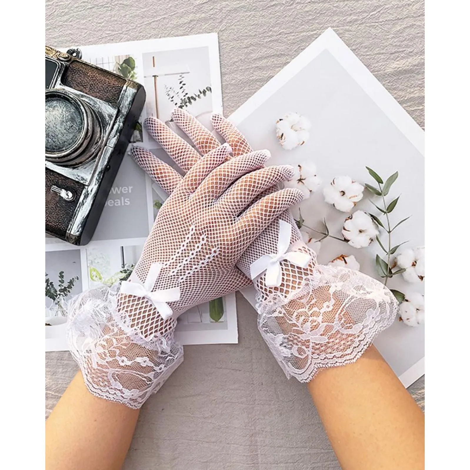 Elegant Lace Trim Gloves