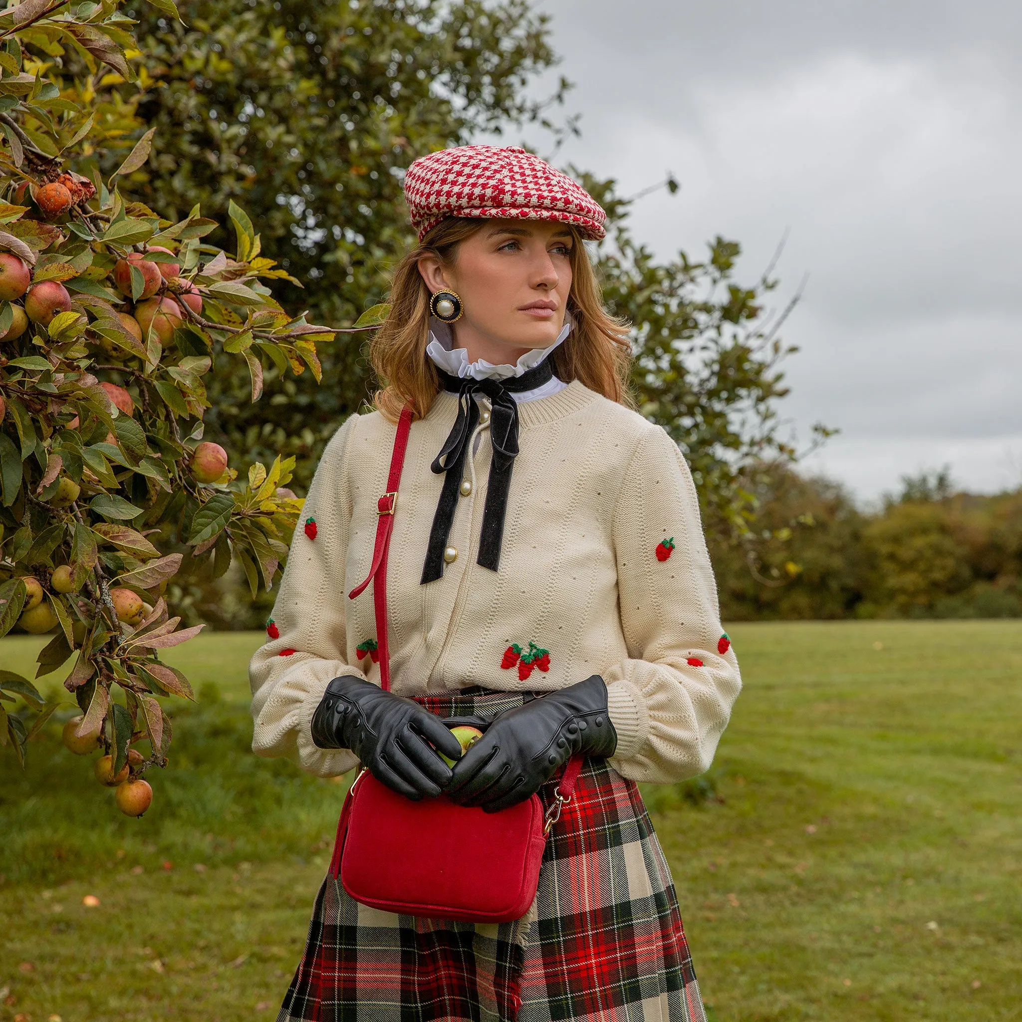 Women’s Wool-Lined Leather Gloves with Buttons and Piping